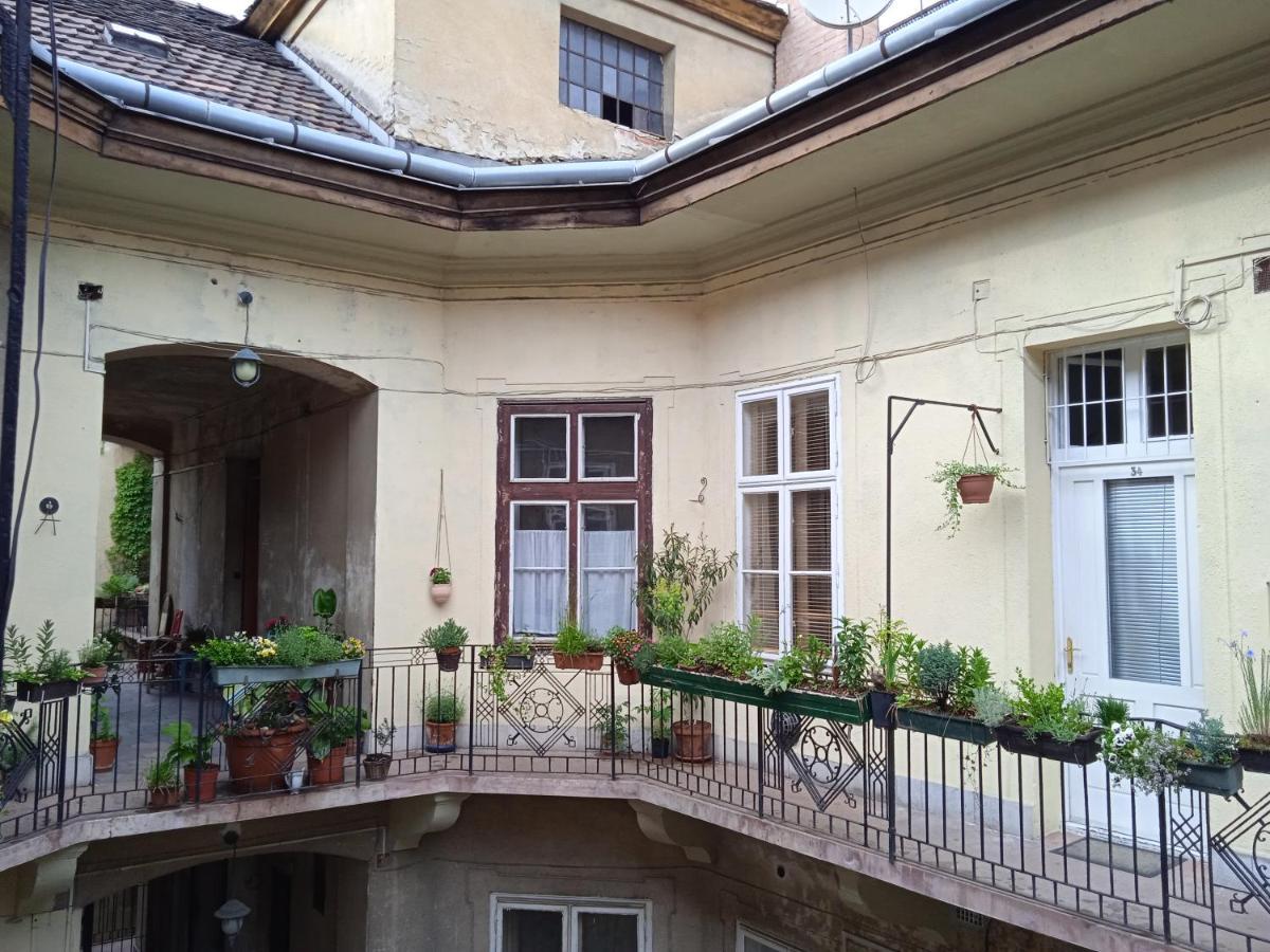 Classical Budapest Apartment In The Old Pest Exterior photo